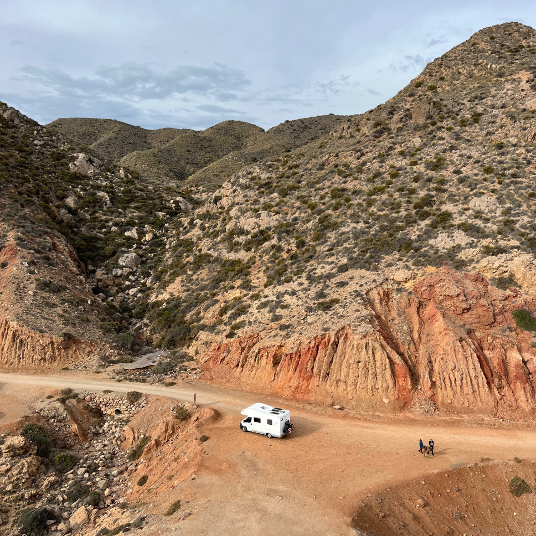 Familienleben im Wohnmobil in der Natur