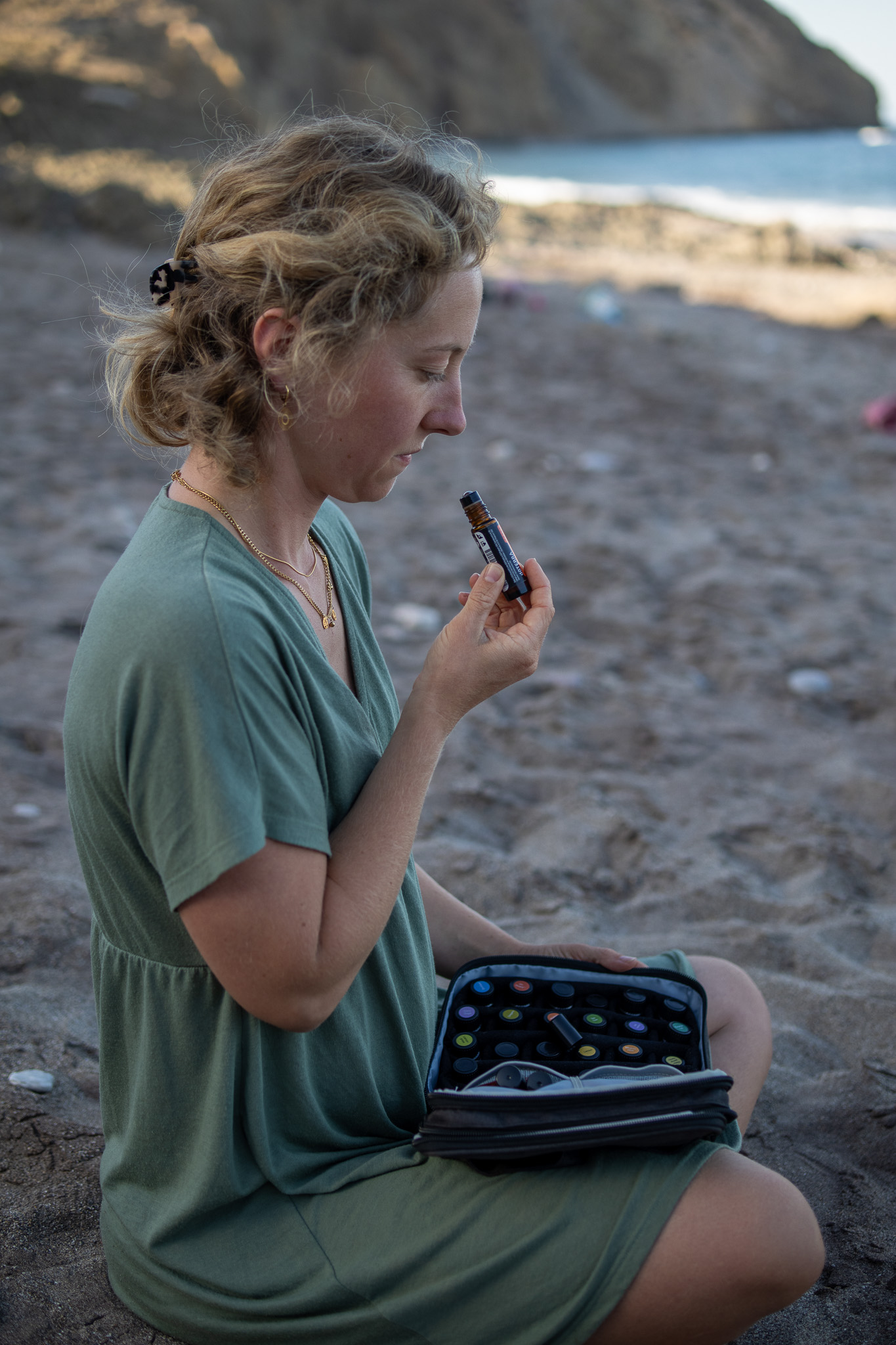 Sonja mit ätherischem Öl am Strand